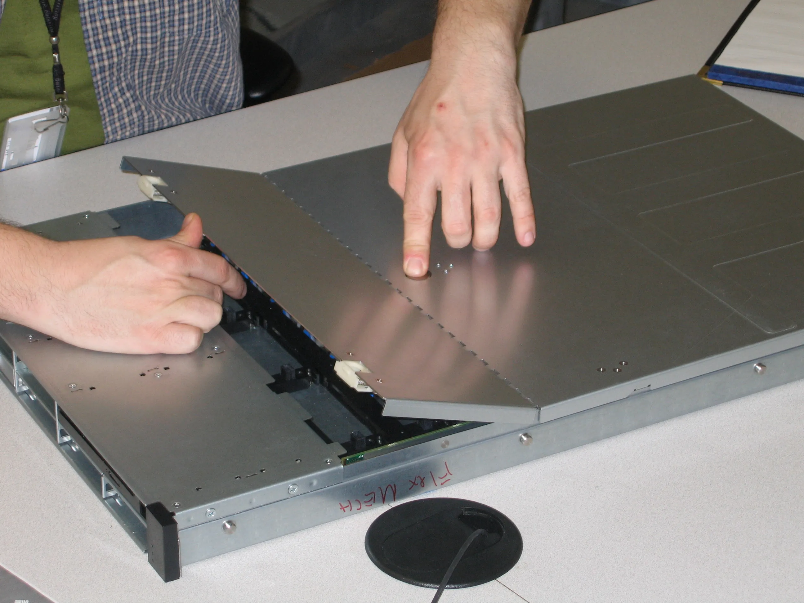 Reference photo of the server's top cover being removed